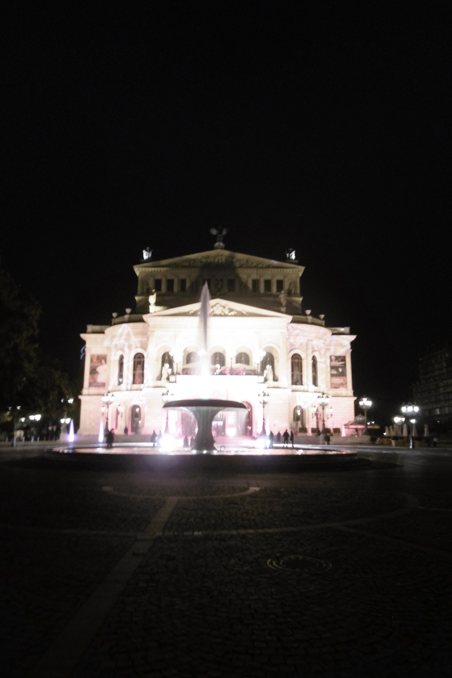 die Alte Oper Frankfurt in nächtlicher Illumination