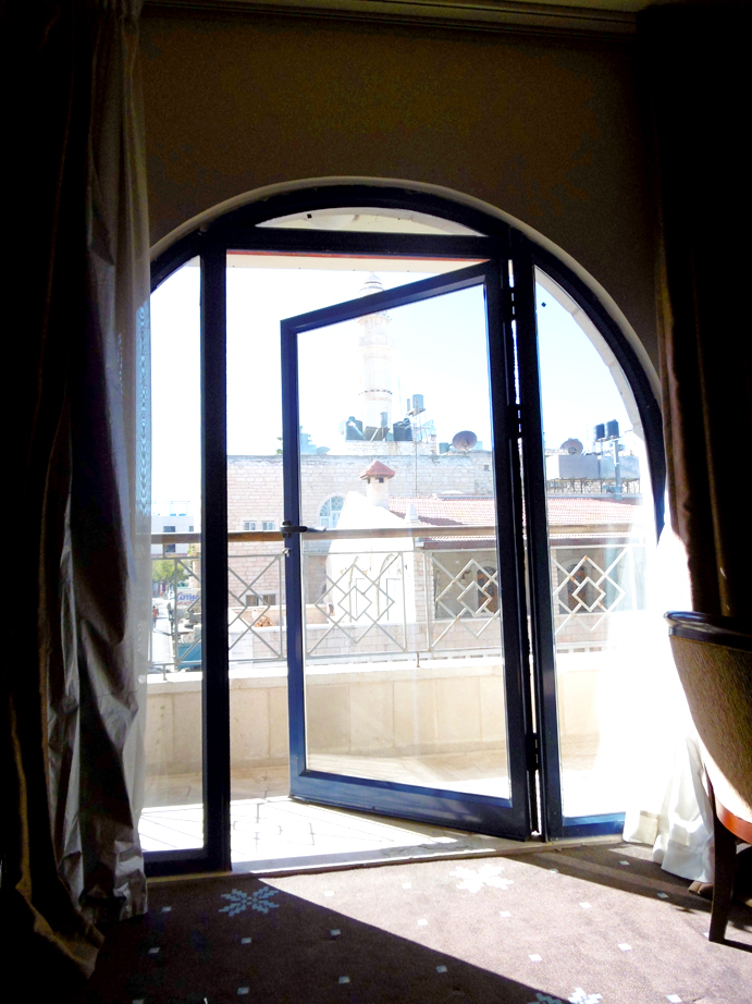 sonniges Hotelzimmer mit Blick auf die Moschee